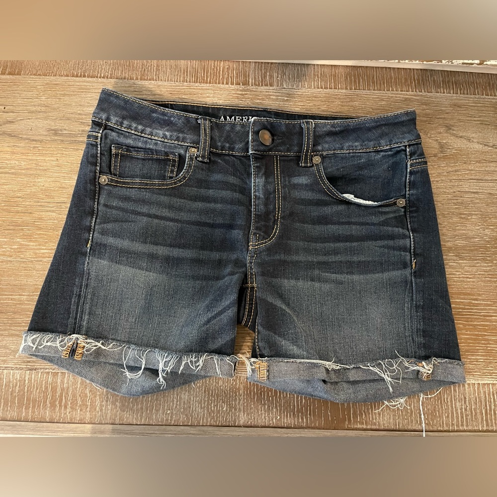 EUC - AMERICAN EAGLE SUPER STRETCH MIDI FRAY HEM DESTRUCTED DENIM SHORTS - SZ 6